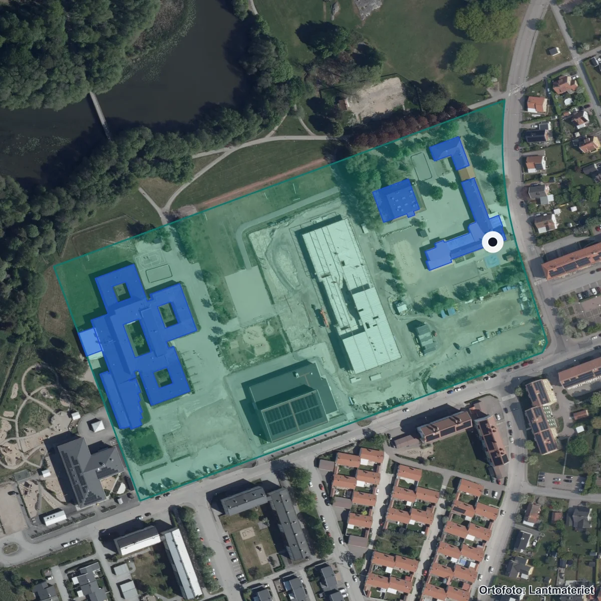Flygbild över Släbroskolan, ortofoto från Lantmäteriet