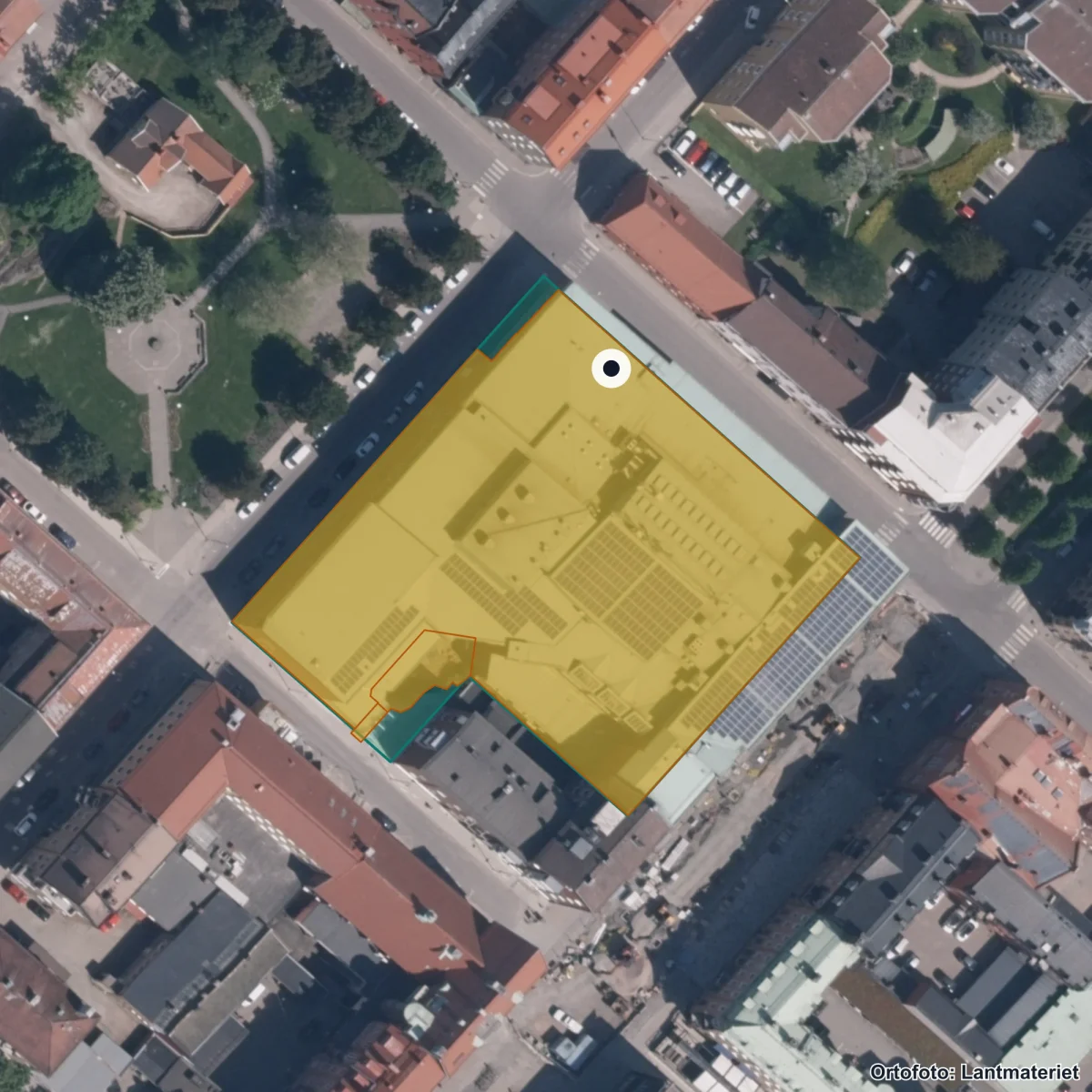 Flygbild över Folkuniversitetets gymnasium i Trollhättan, ortofoto från Lantmäteriet