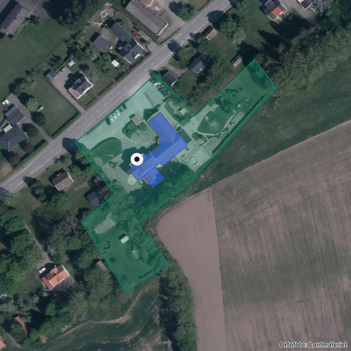 Flygbild över Broholmskolan Jung, ortofoto från Lantmäteriet