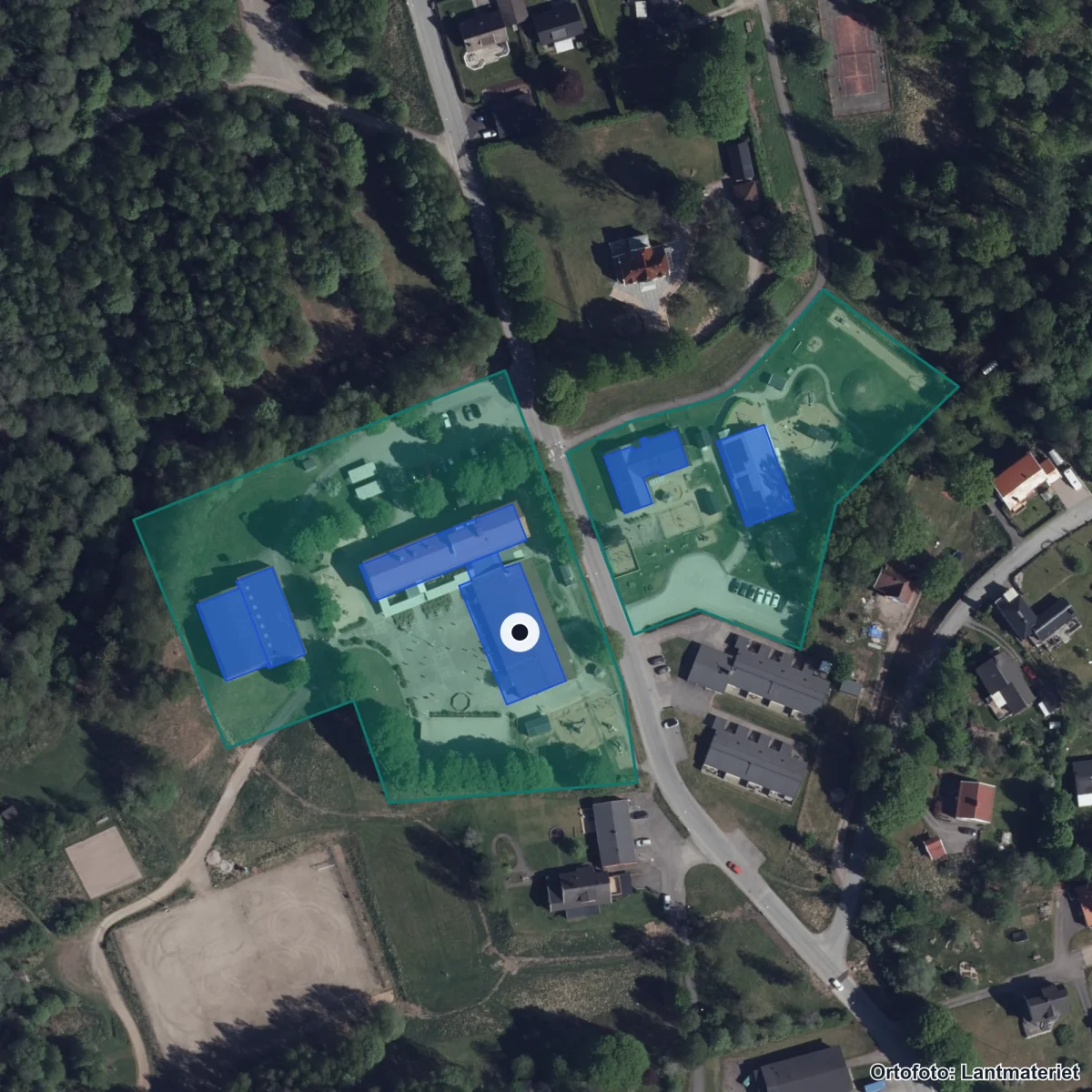 Flygbild över Hillareds skola, ortofoto från Lantmäteriet