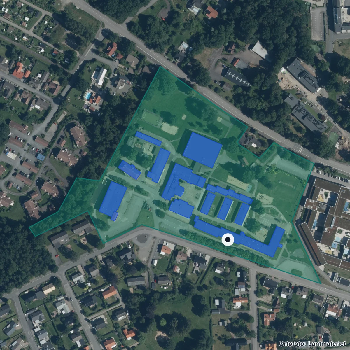 Flygbild över Hässleholms Montessoriskola, ortofoto från Lantmäteriet