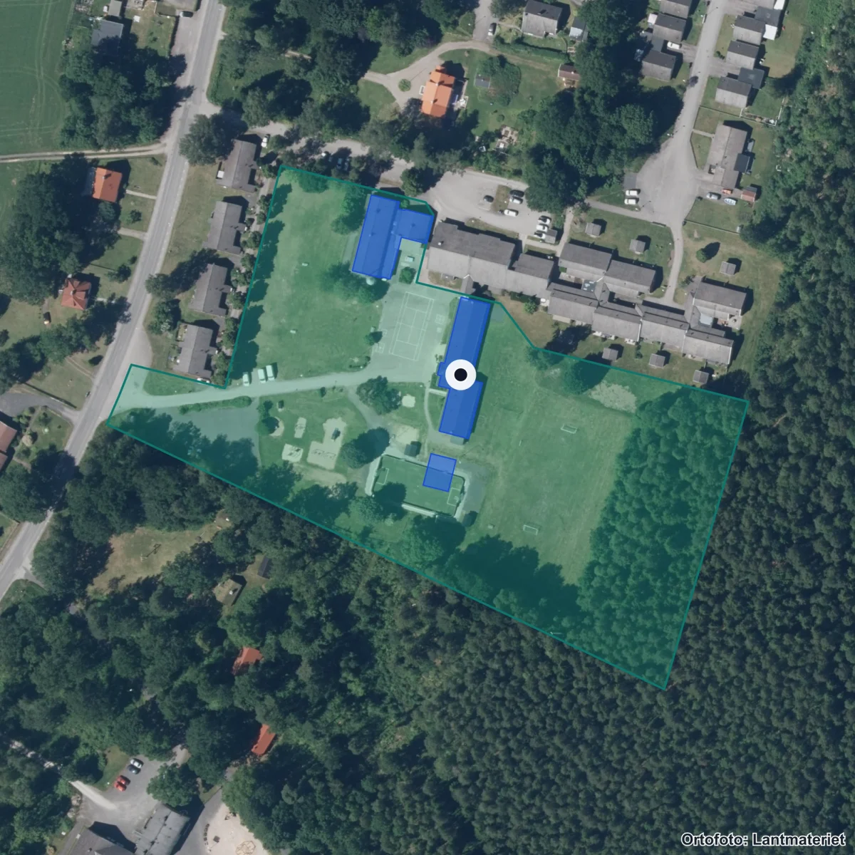 Flygbild över Virestads Friskola, ortofoto från Lantmäteriet