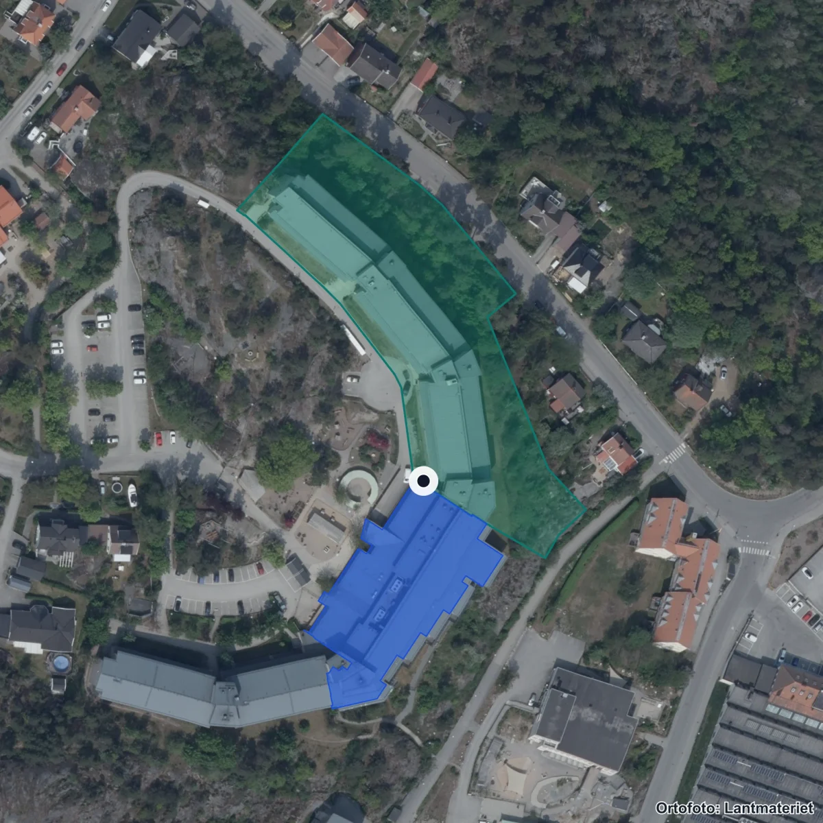Flygbild över Viaskolan F-9, ortofoto från Lantmäteriet