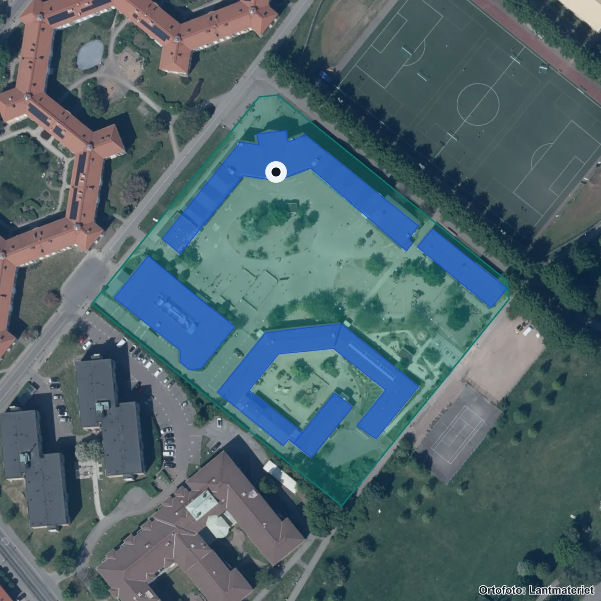 Flygbild över Mellanhedsskolan, ortofoto från Lantmäteriet