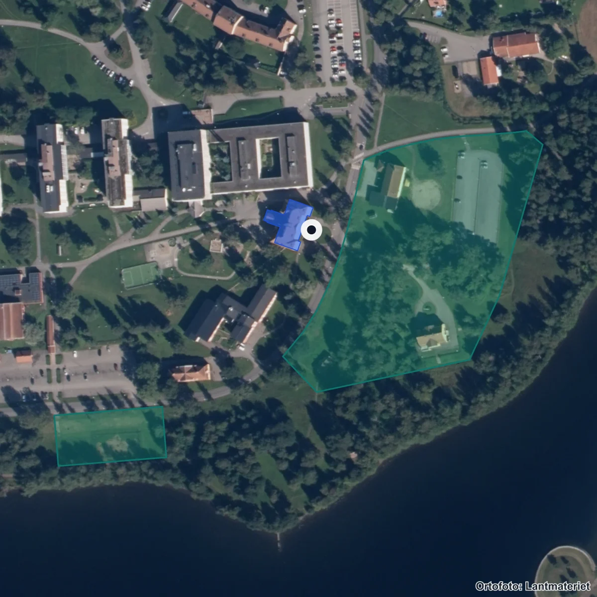 Flygbild över Arnljotskolan, ortofoto från Lantmäteriet