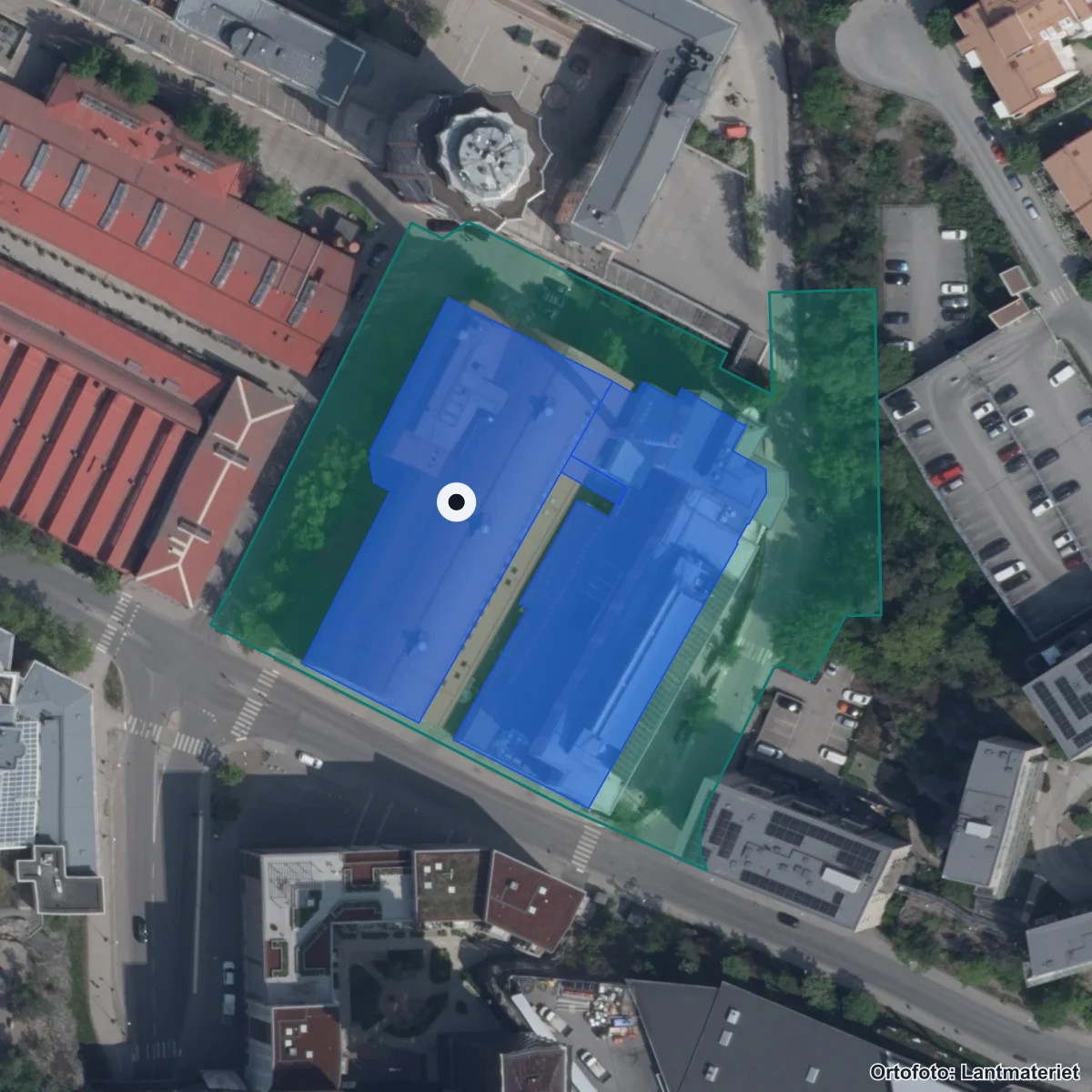 Flygbild över Nacka Strands Gymnasium, ortofoto från Lantmäteriet