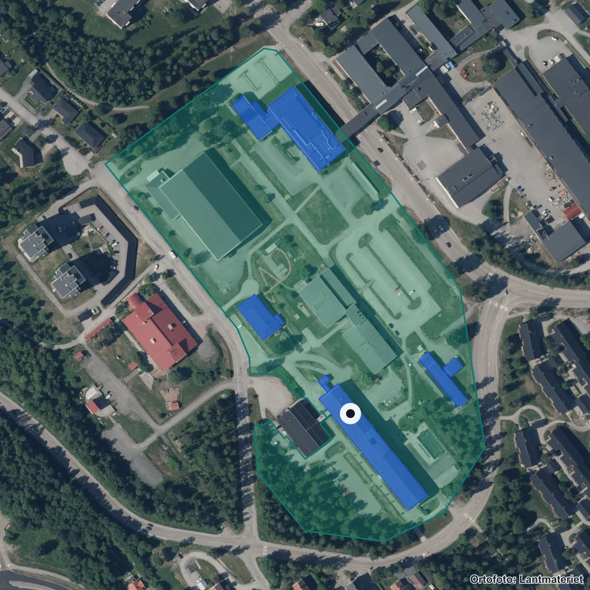 Flygbild över Höglidenskolan, ortofoto från Lantmäteriet