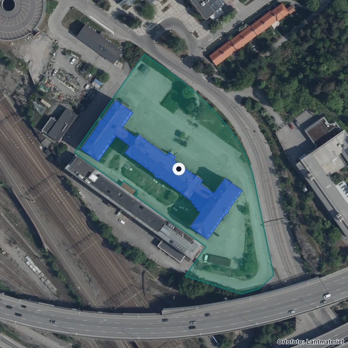 Flygbild över ProCivitas Privata Gymnasium Karlberg, ortofoto från Lantmäteriet