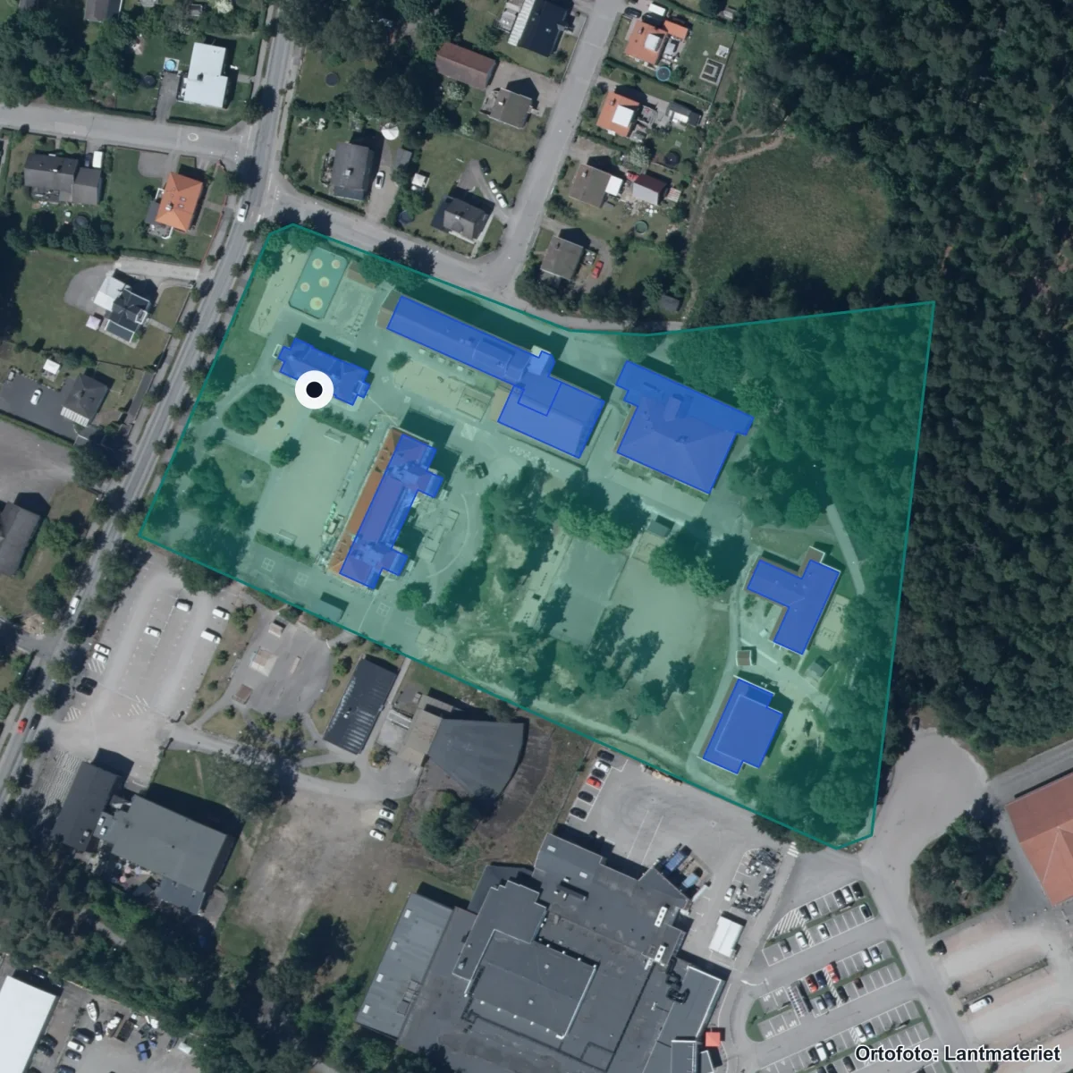 Flygbild över Gemöskolan, ortofoto från Lantmäteriet