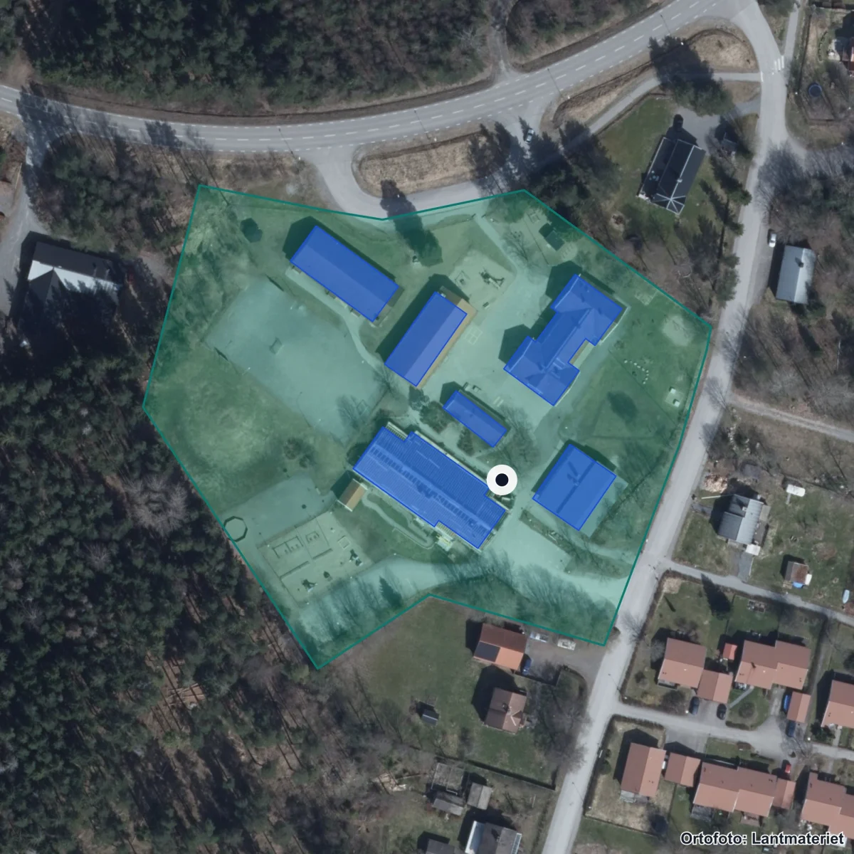 Flygbild över Ås skola, ortofoto från Lantmäteriet