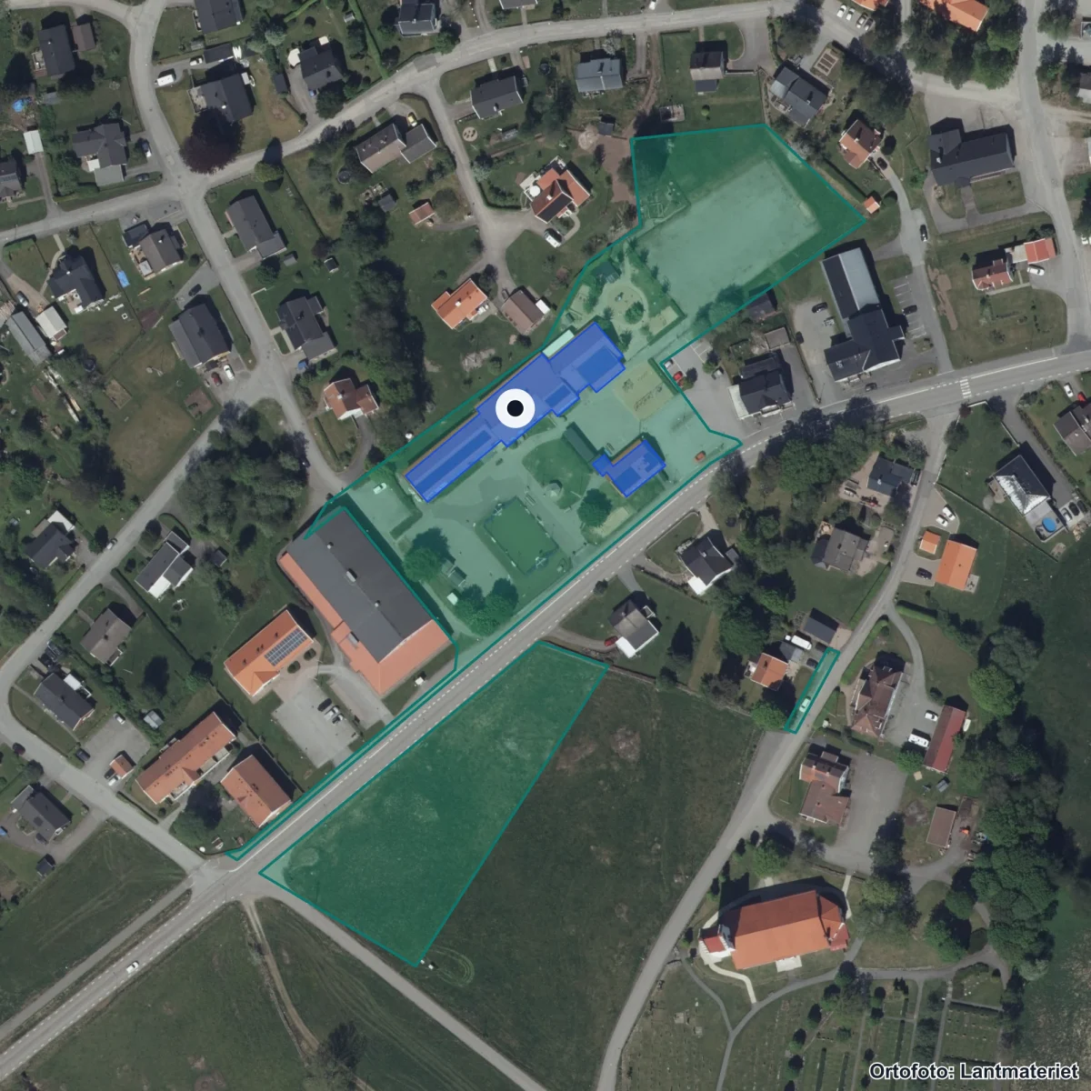 Flygbild över Öxabäckskolan, ortofoto från Lantmäteriet