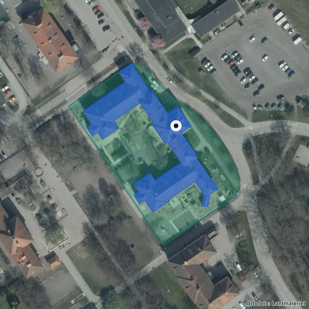 Flygbild över Strängnäs Montessoriskola, ortofoto från Lantmäteriet