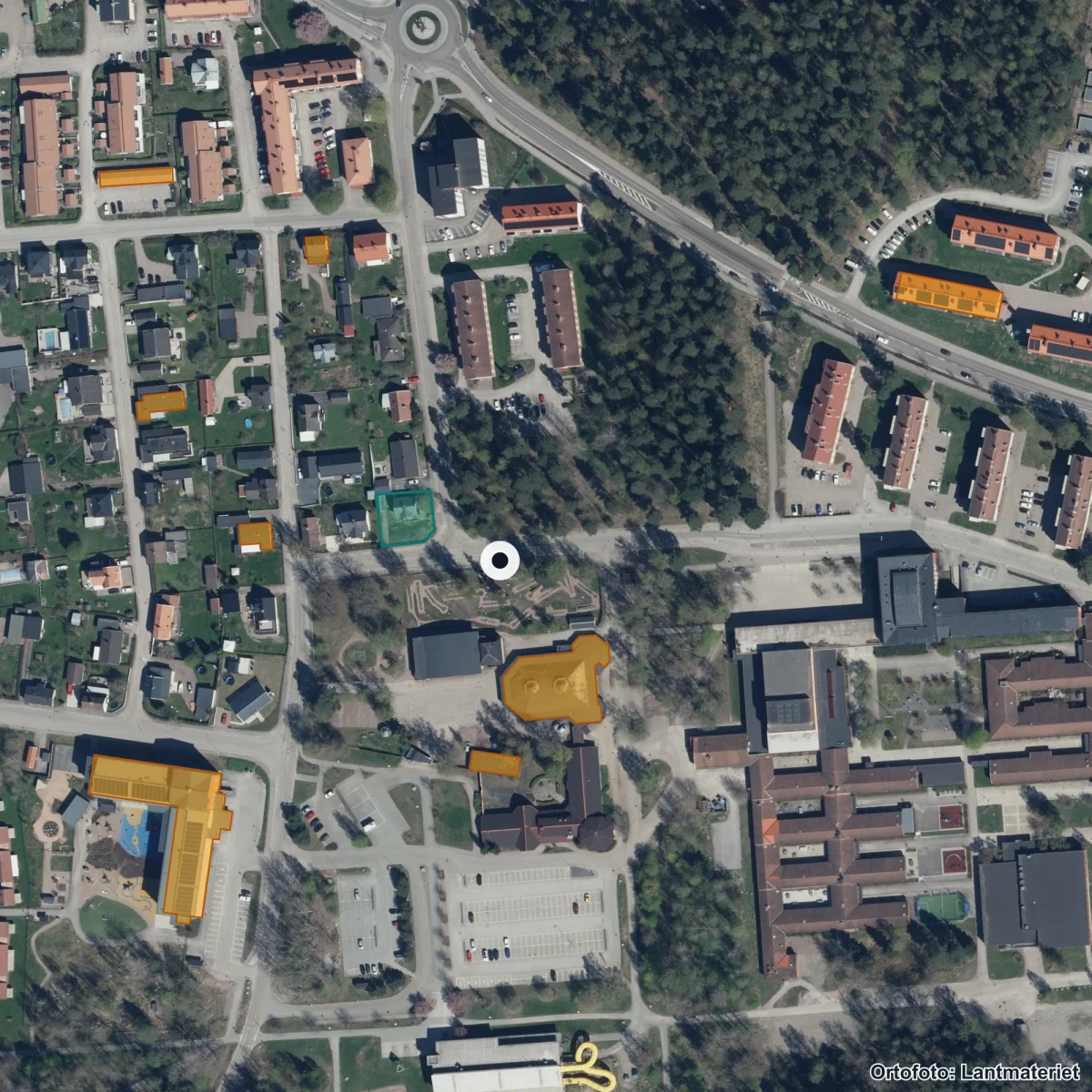 Flygbild över Karlfeldtgymnasiet, ortofoto från Lantmäteriet