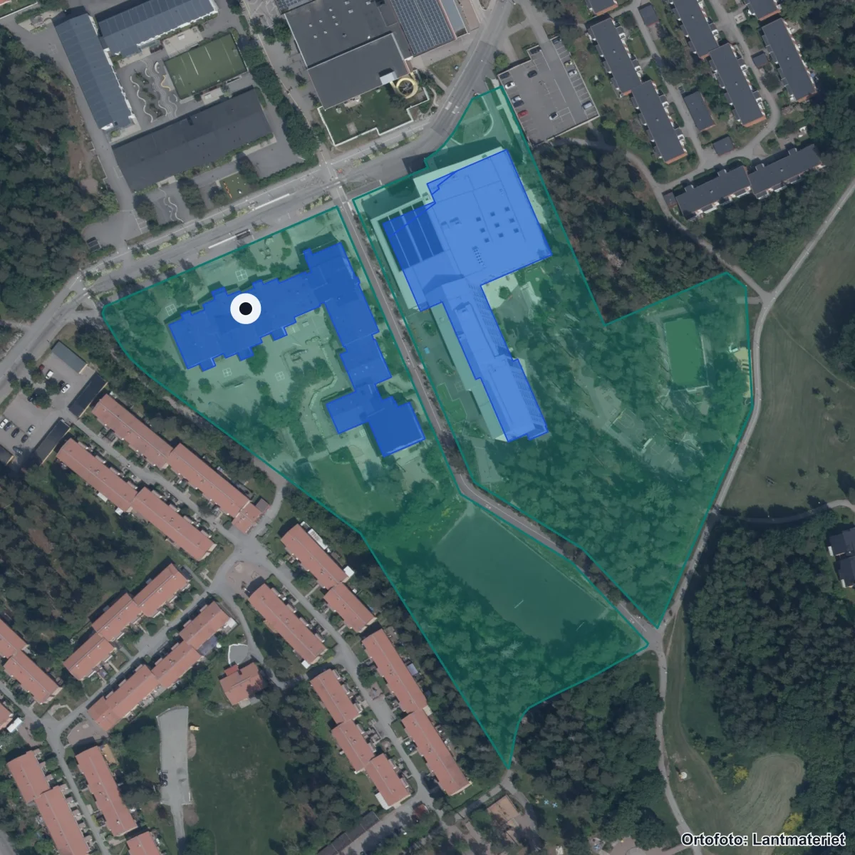 Flygbild över Treklangens skola, ortofoto från Lantmäteriet