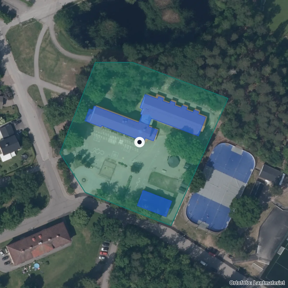 Flygbild över Bergvallaskolan, ortofoto från Lantmäteriet