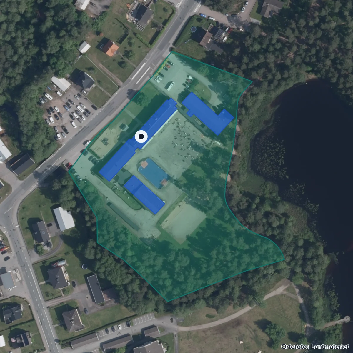 Flygbild över Isabergskolan, ortofoto från Lantmäteriet