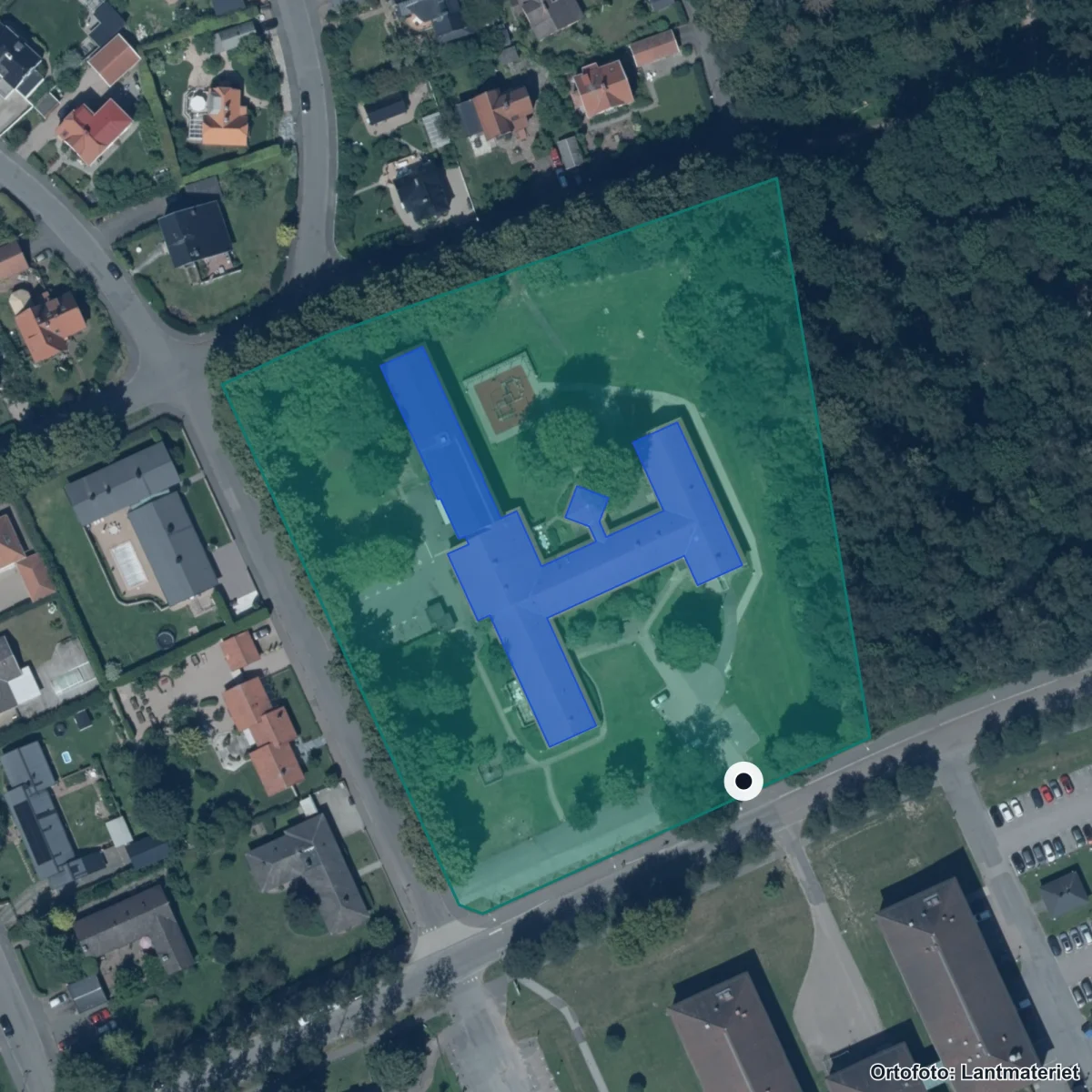 Flygbild över Floraskolan A, ortofoto från Lantmäteriet
