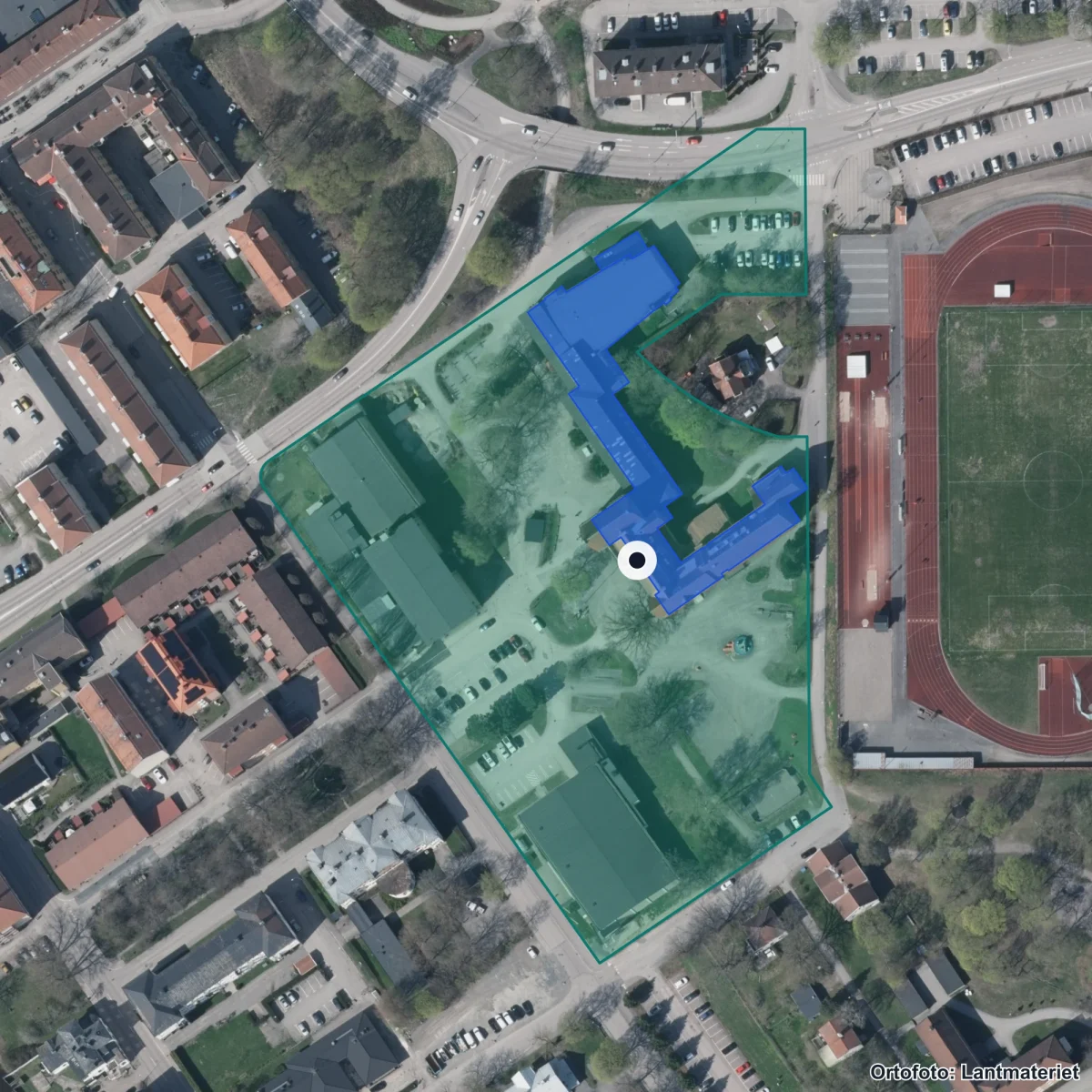 Flygbild över Karlbergsskolan, ortofoto från Lantmäteriet