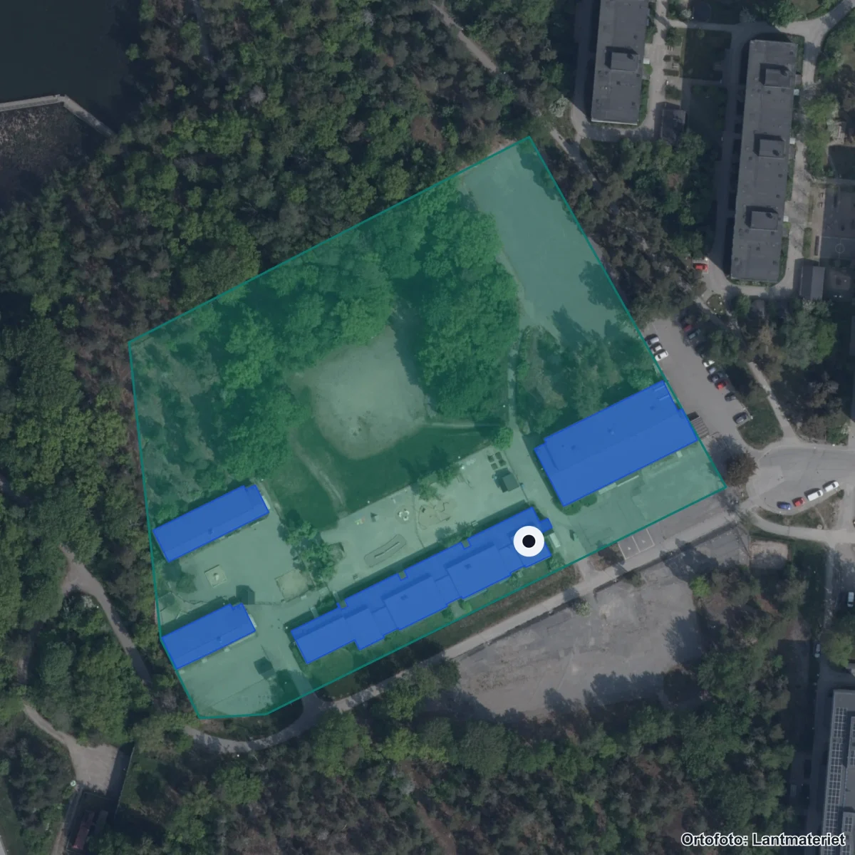 Flygbild över Dibber Nacka anpassad grundskola, ortofoto från Lantmäteriet