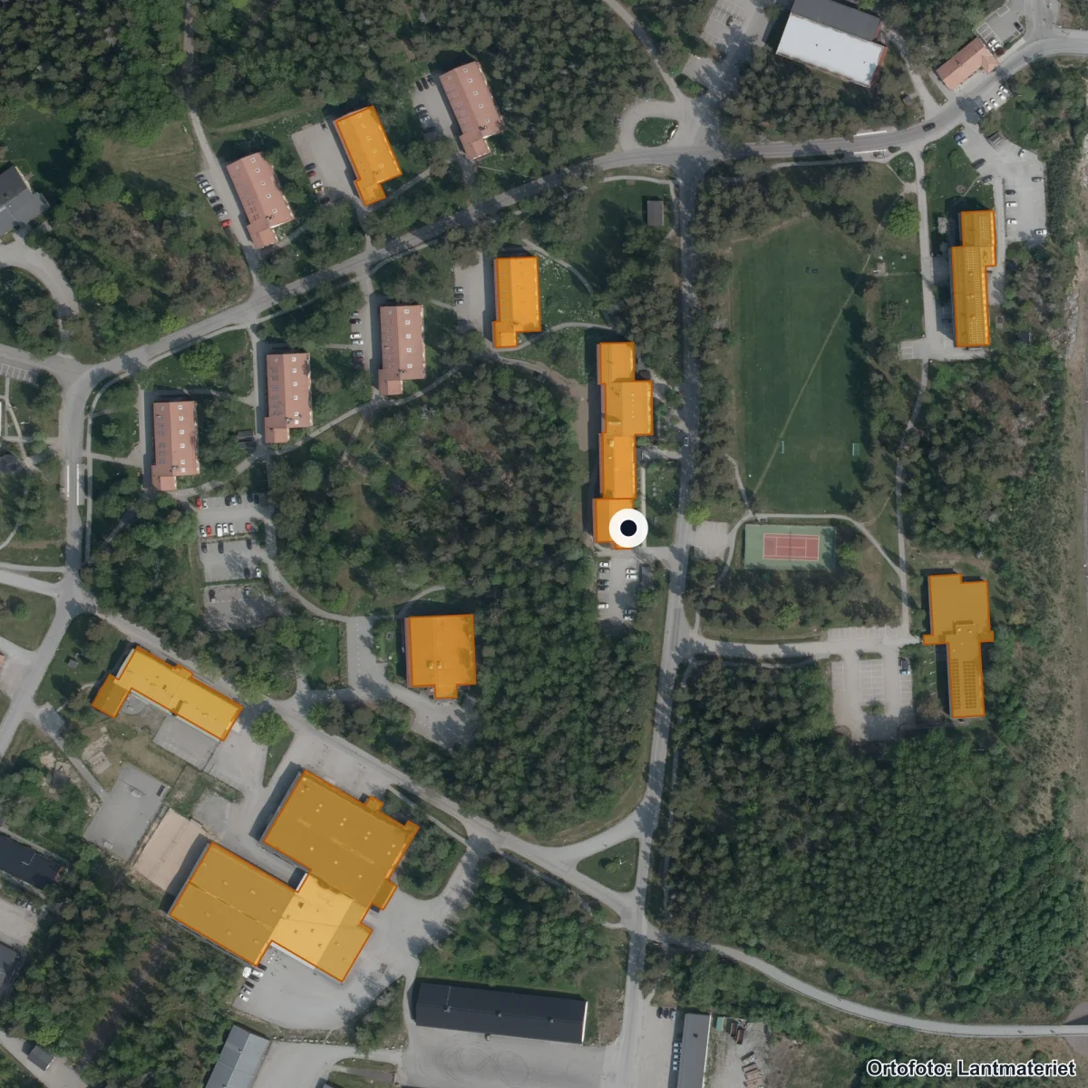 Flygbild över Norrtälje anpassad vuxenutb., ortofoto från Lantmäteriet
