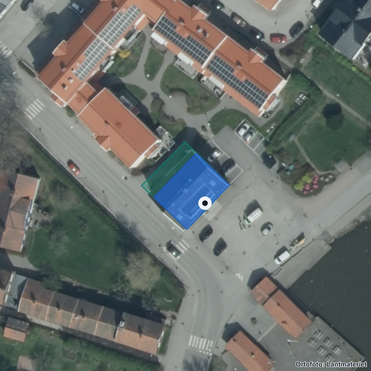 Flygbild över Europaskolan Strängnäs, ortofoto från Lantmäteriet