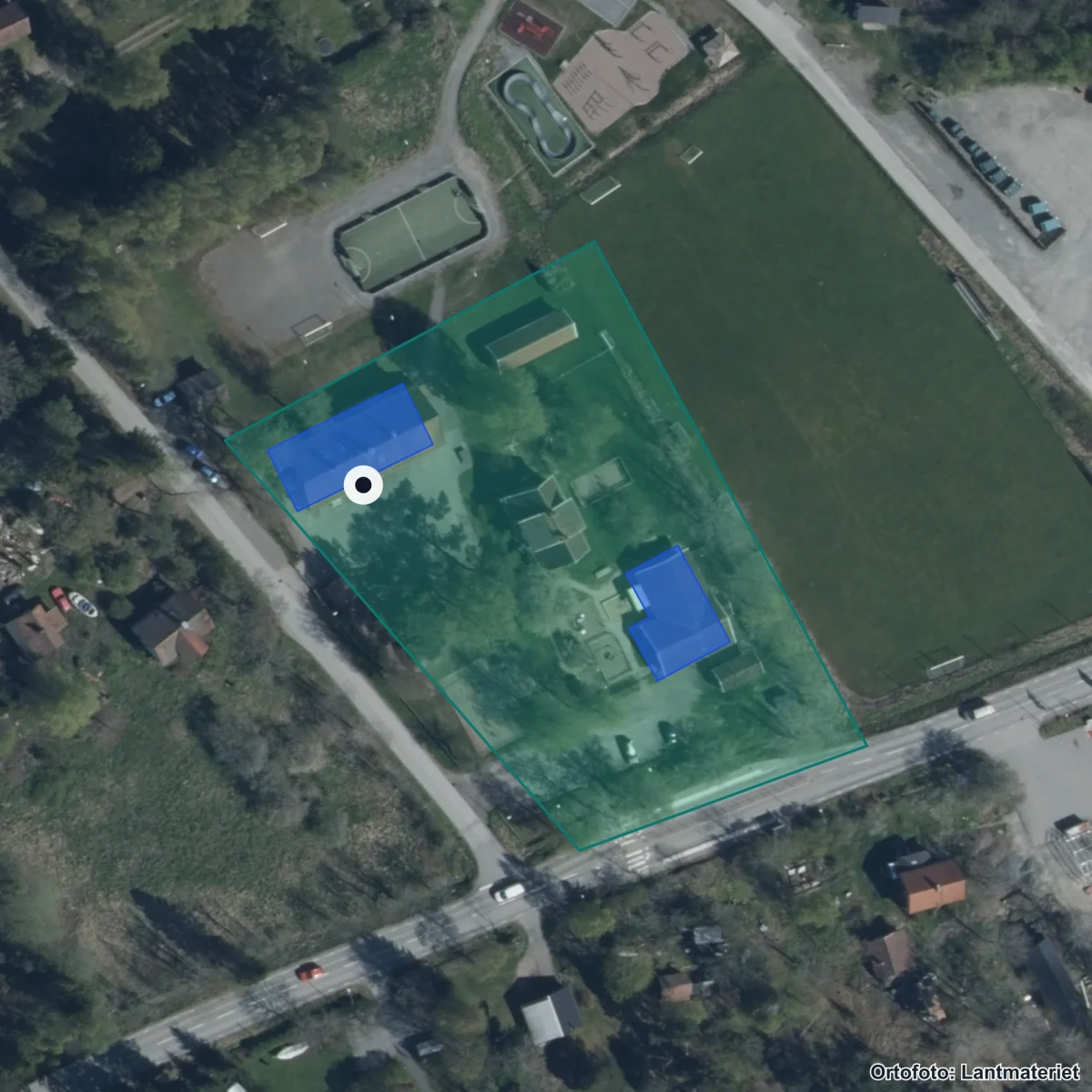 Flygbild över Grisslehamns skola, ortofoto från Lantmäteriet