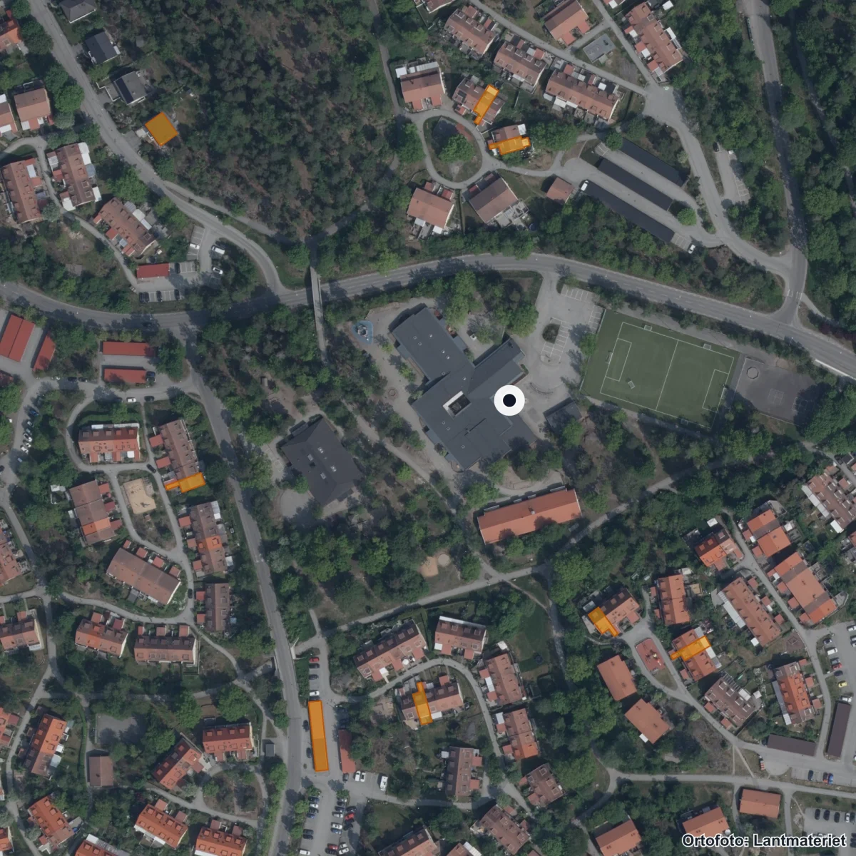 Flygbild över Mörtviksskolan, ortofoto från Lantmäteriet