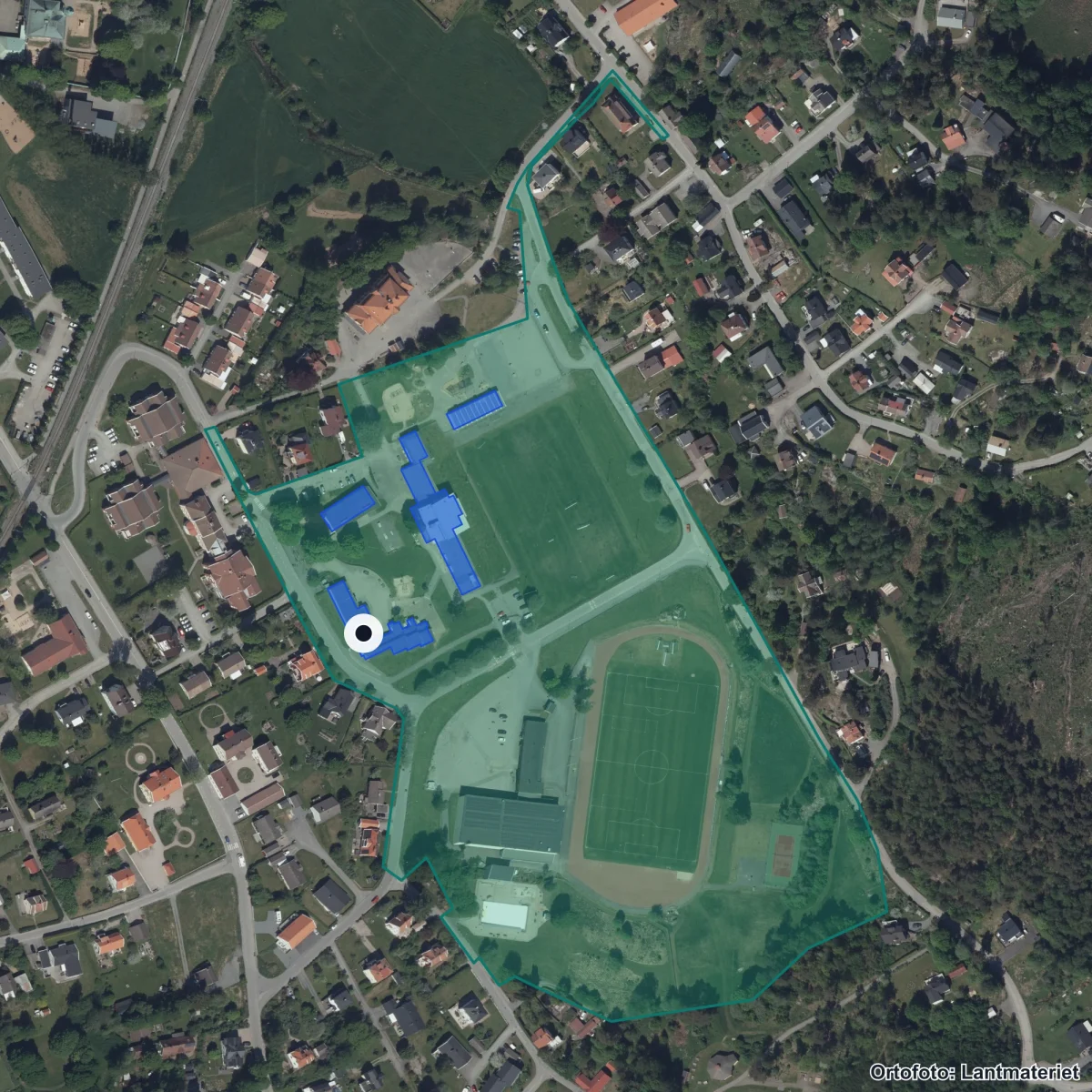 Flygbild över Fritslaskolan, ortofoto från Lantmäteriet