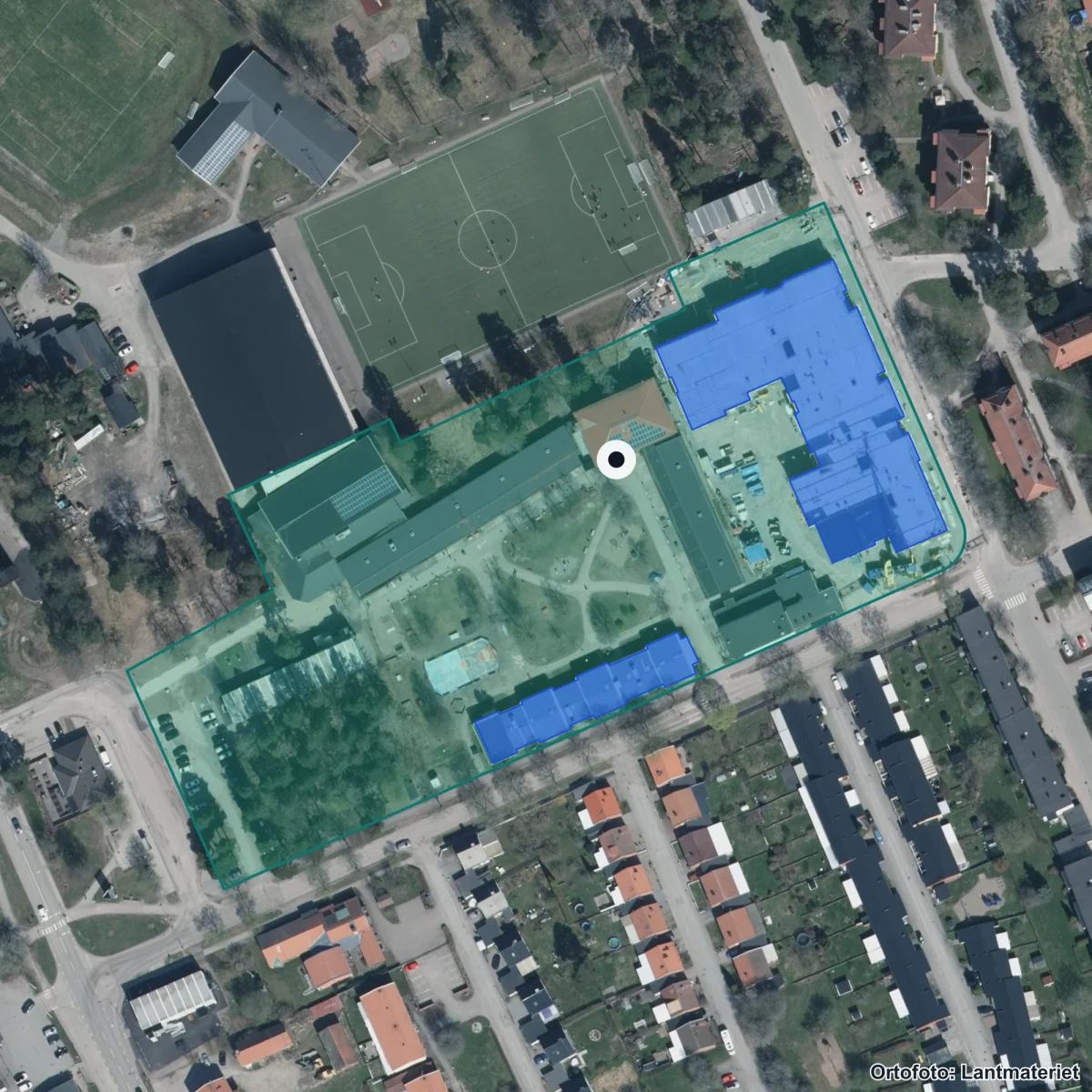 Flygbild över Skultuna gymnasieenhet, ortofoto från Lantmäteriet