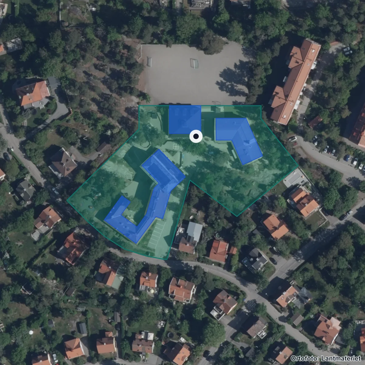 Flygbild över Smedslättsskolan, ortofoto från Lantmäteriet