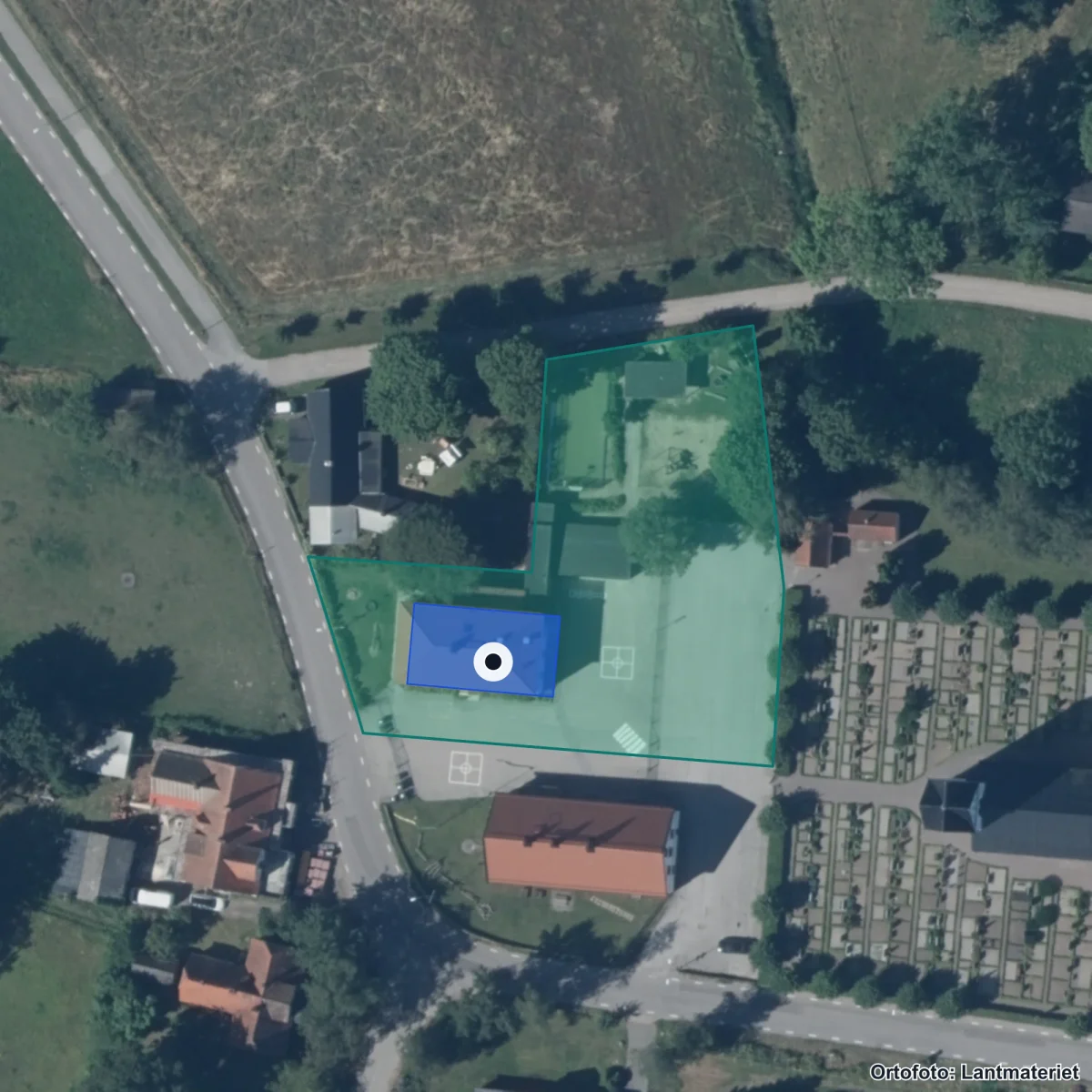 Flygbild över Montessoriskolan Fyrkappan, ortofoto från Lantmäteriet
