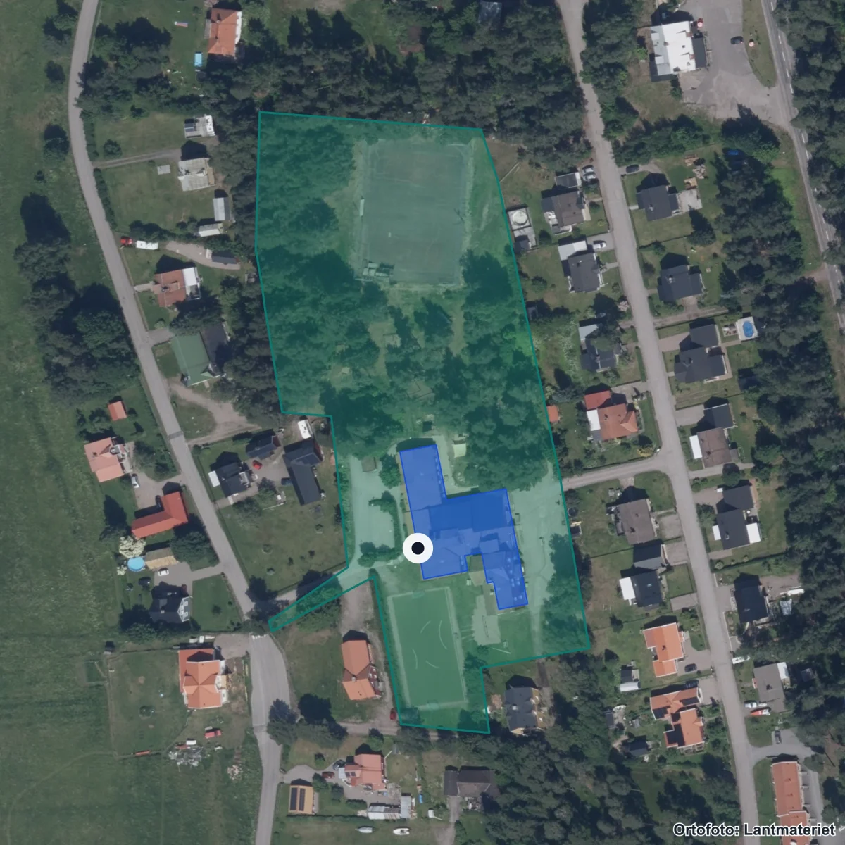 Flygbild över Mehede Skola, ortofoto från Lantmäteriet