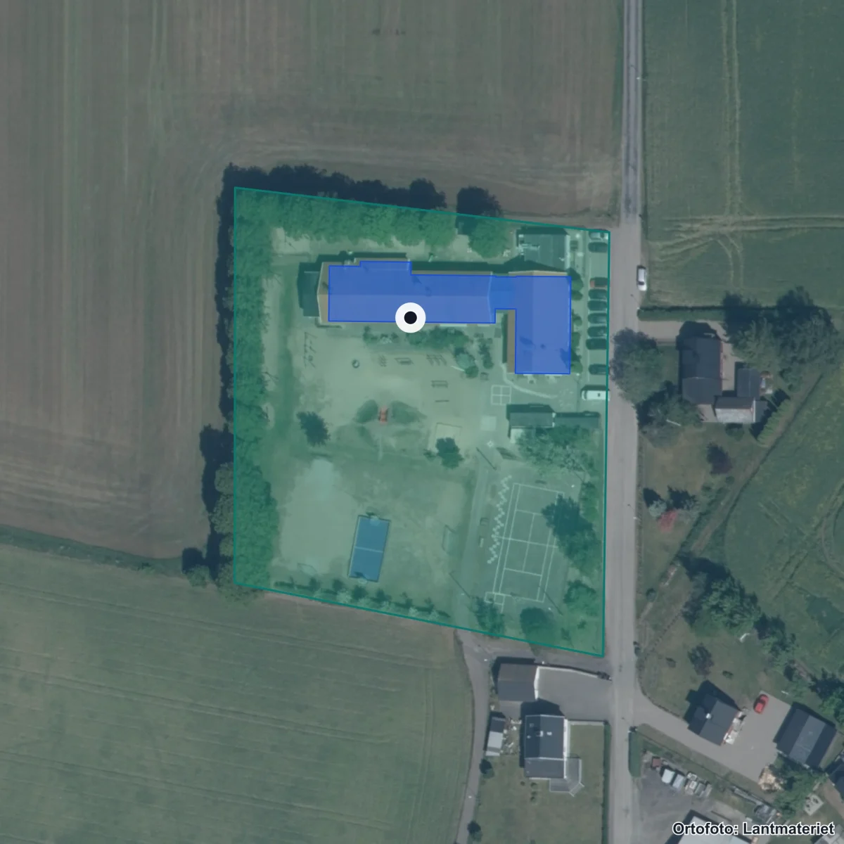 Flygbild över Hasslövs Skola Ideell Förening, ortofoto från Lantmäteriet