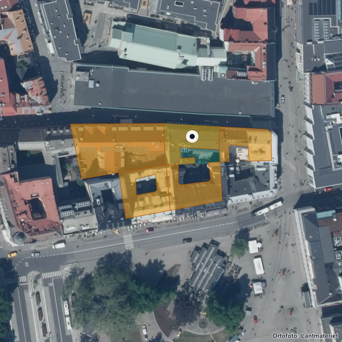 Flygbild över Drottning Blankas Gymnasieskola Malmö Lilla Torg, ortofoto från Lantmäteriet