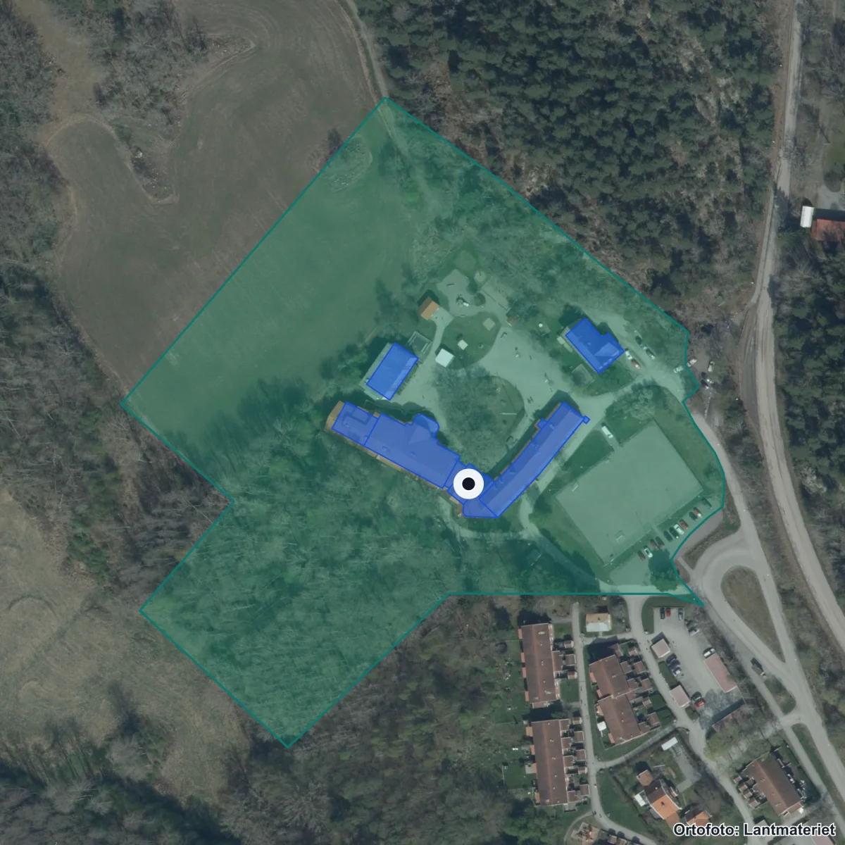 Flygbild över Tosteröskolan, ortofoto från Lantmäteriet