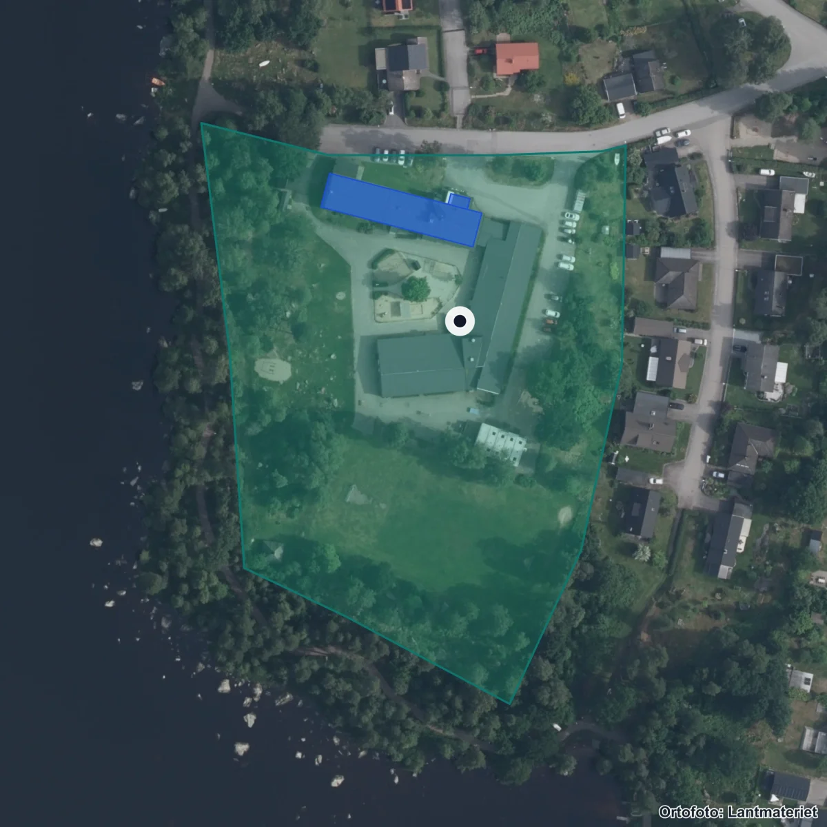 Flygbild över Hjortsbergaskolan, ortofoto från Lantmäteriet