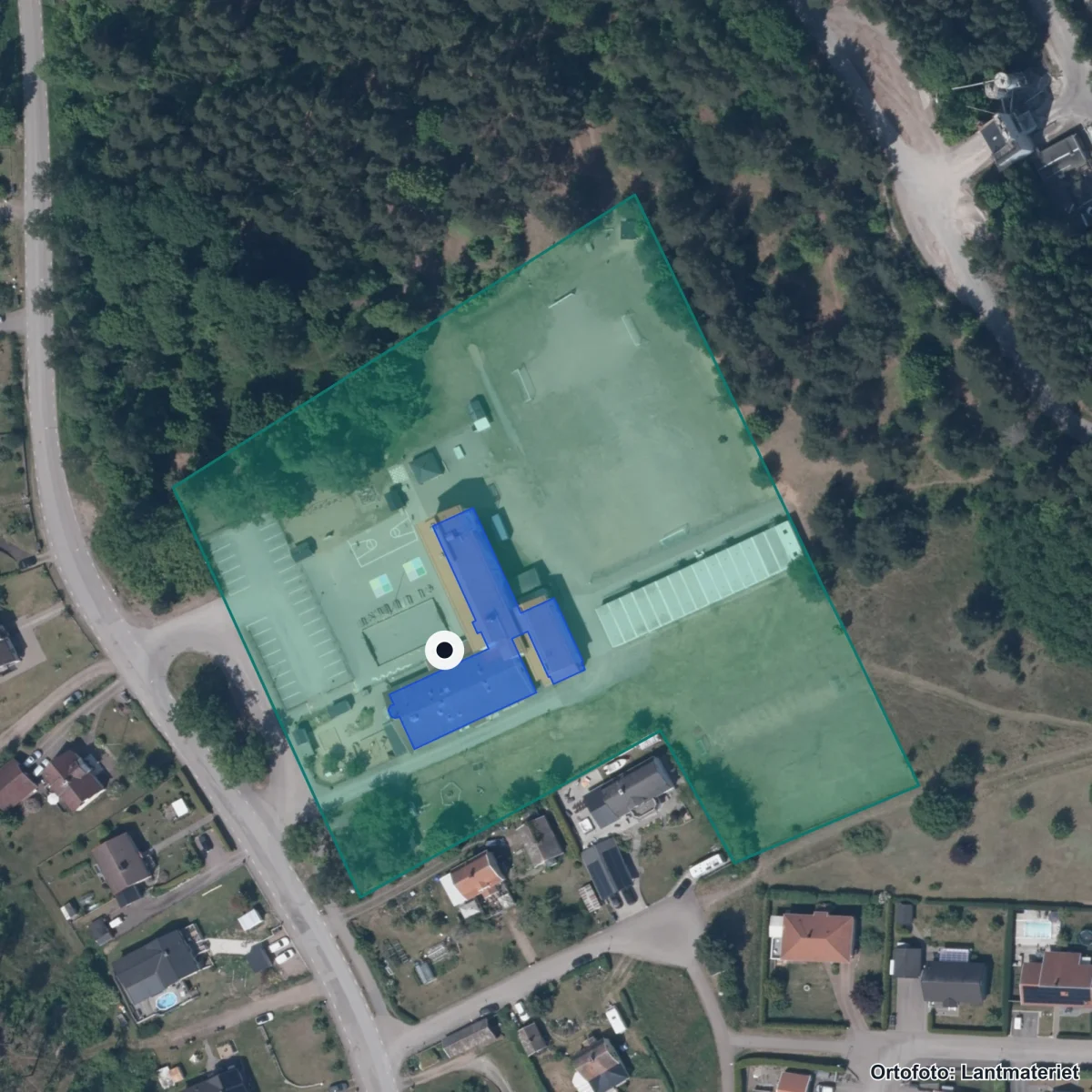 Flygbild över Smedsby skola, ortofoto från Lantmäteriet