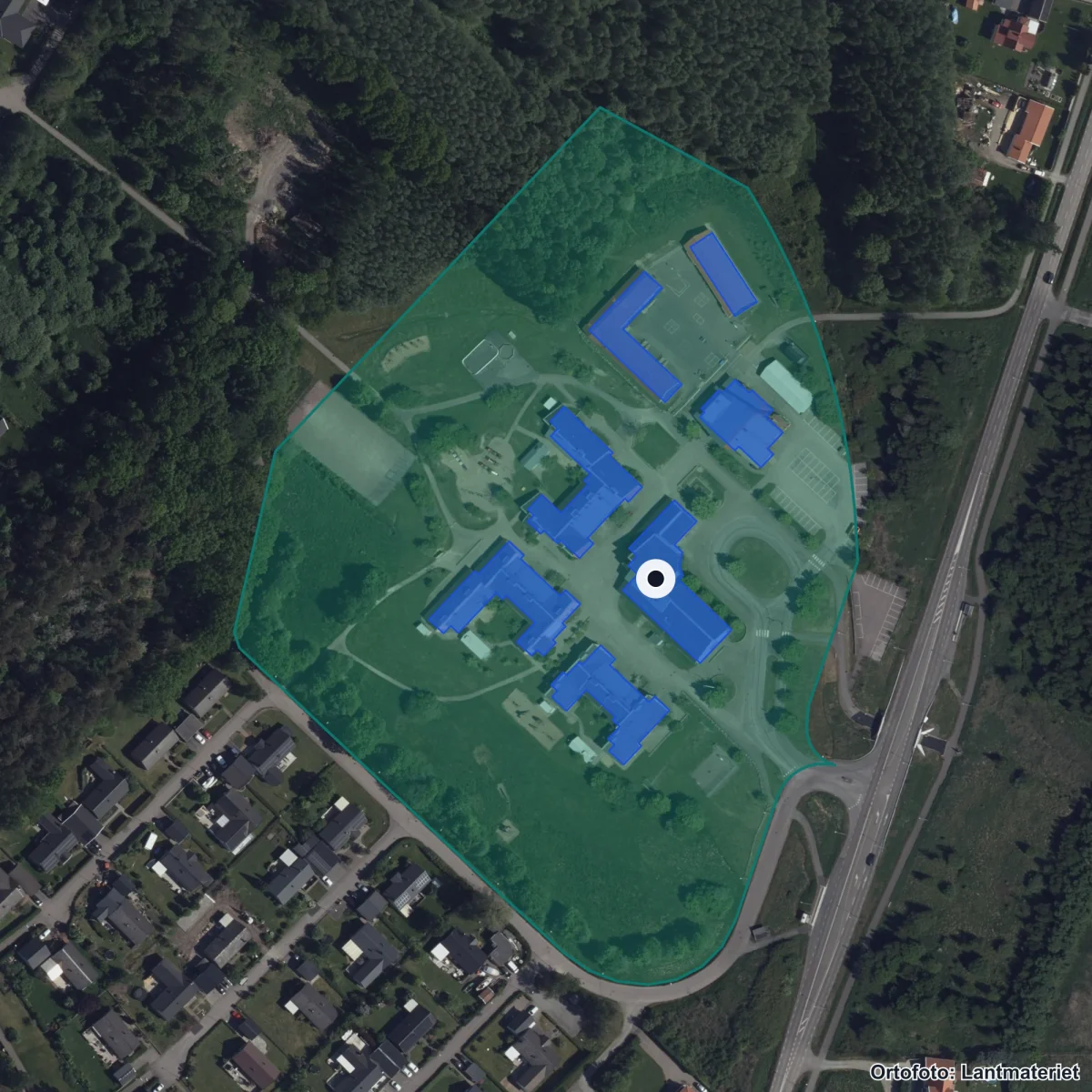Flygbild över Fjordskolan, ortofoto från Lantmäteriet