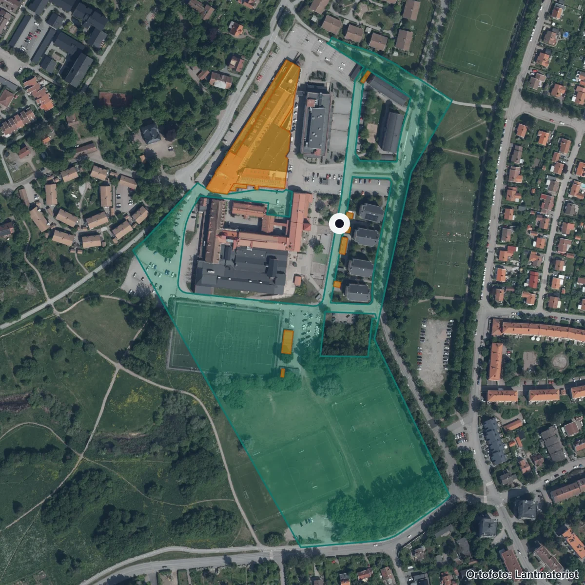 Flygbild över Grillska Gymnasiet Uppsala, ortofoto från Lantmäteriet