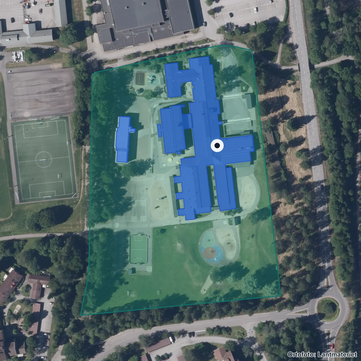Flygbild över Ljungfälleskolan, ortofoto från Lantmäteriet
