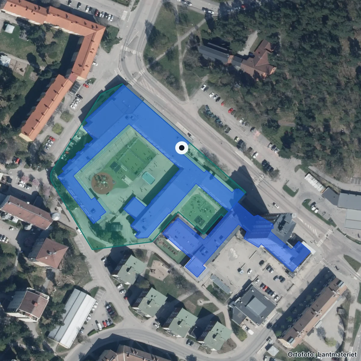 Flygbild över Internationella Engelska Skolan Eskilstuna, ortofoto från Lantmäteriet
