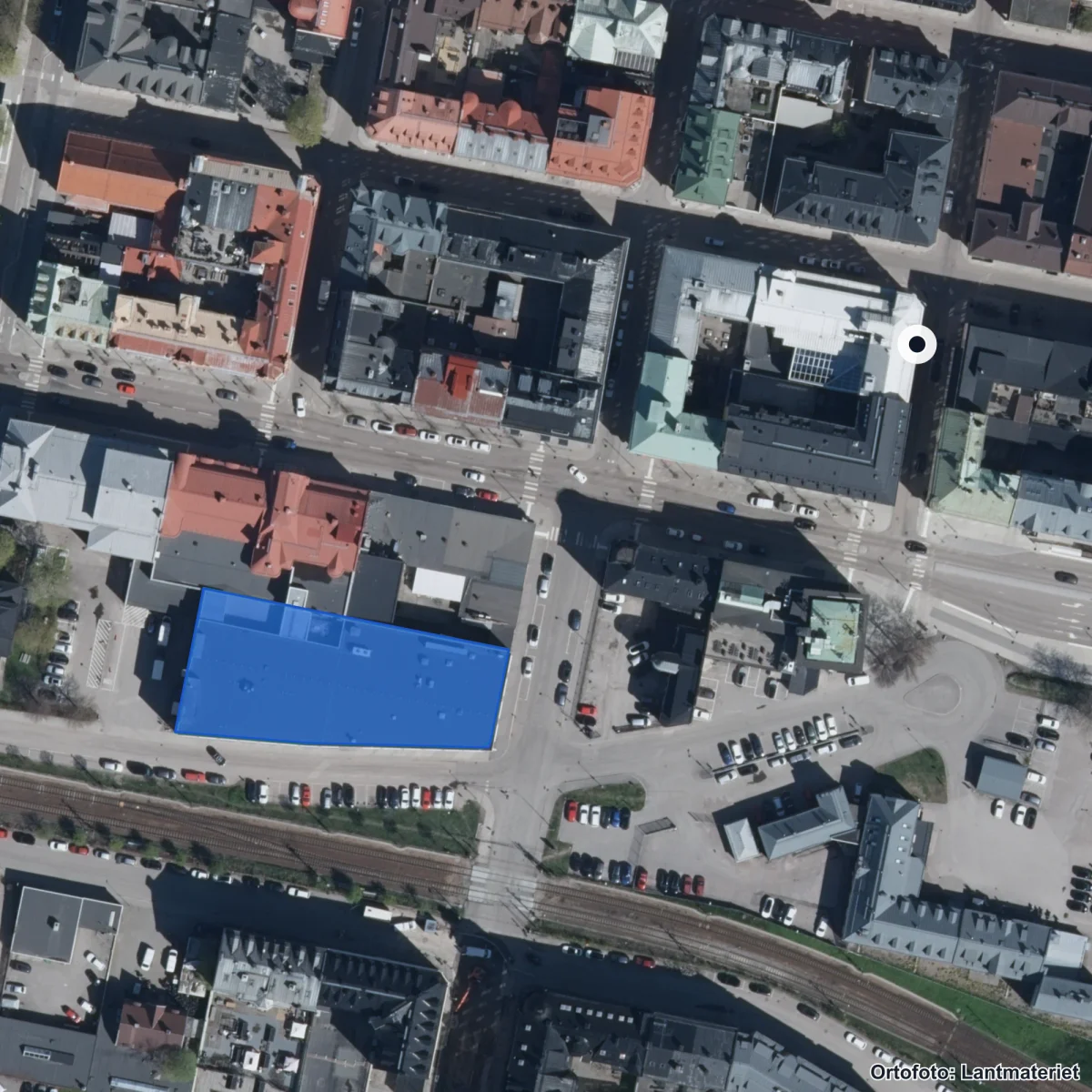 Flygbild över Drottning Blankas Gymnasieskola Sundsvall, ortofoto från Lantmäteriet