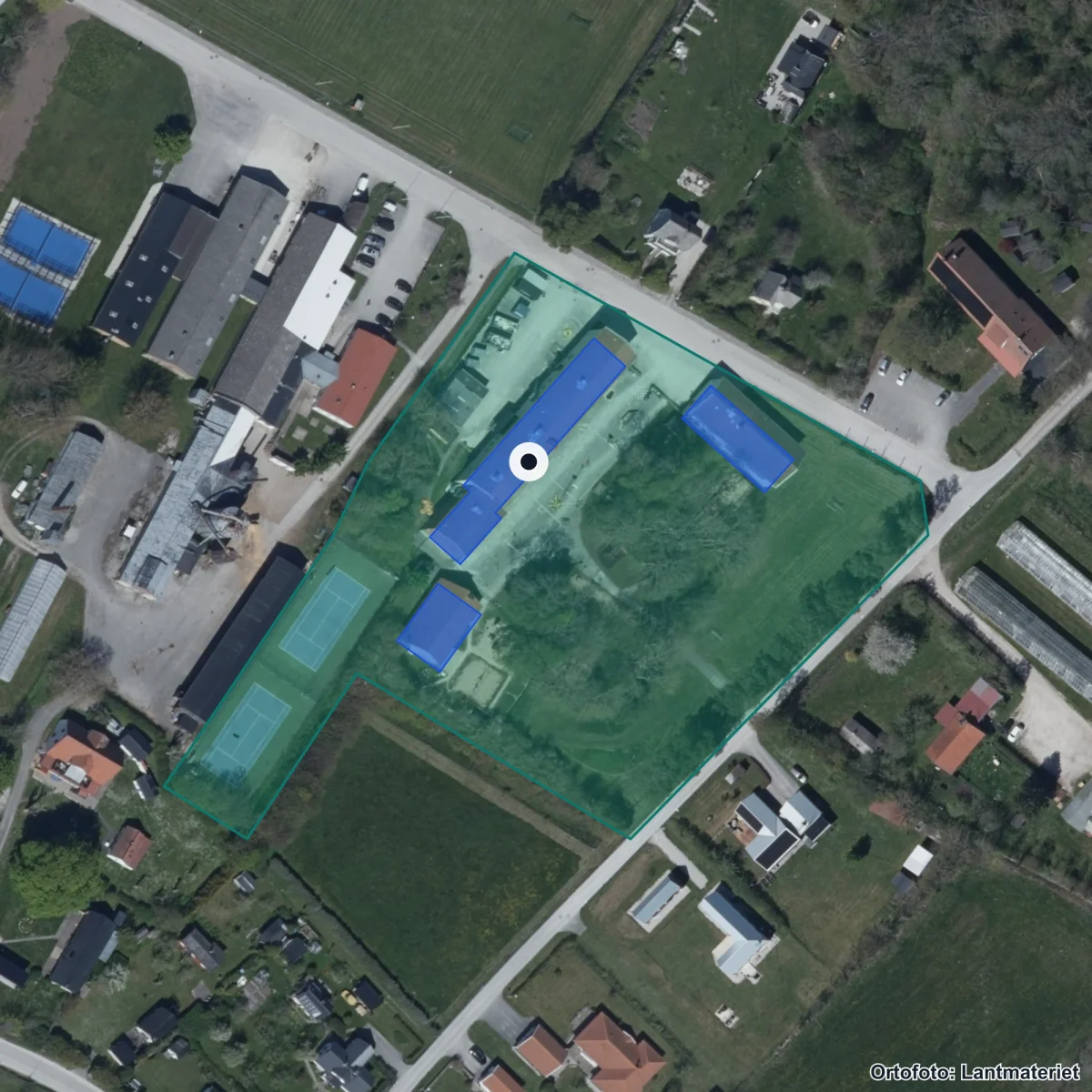 Flygbild över Öja skola, ortofoto från Lantmäteriet