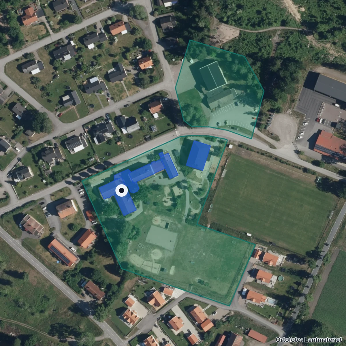 Flygbild över Forssjö skola, ortofoto från Lantmäteriet