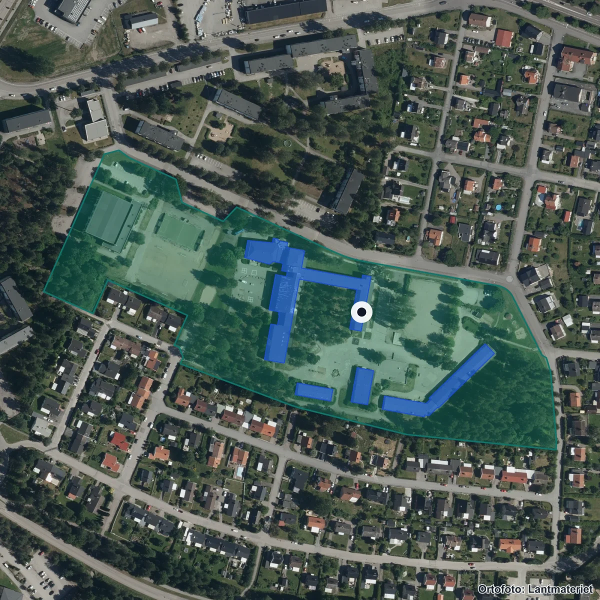 Flygbild över Nyhemsskolan, ortofoto från Lantmäteriet