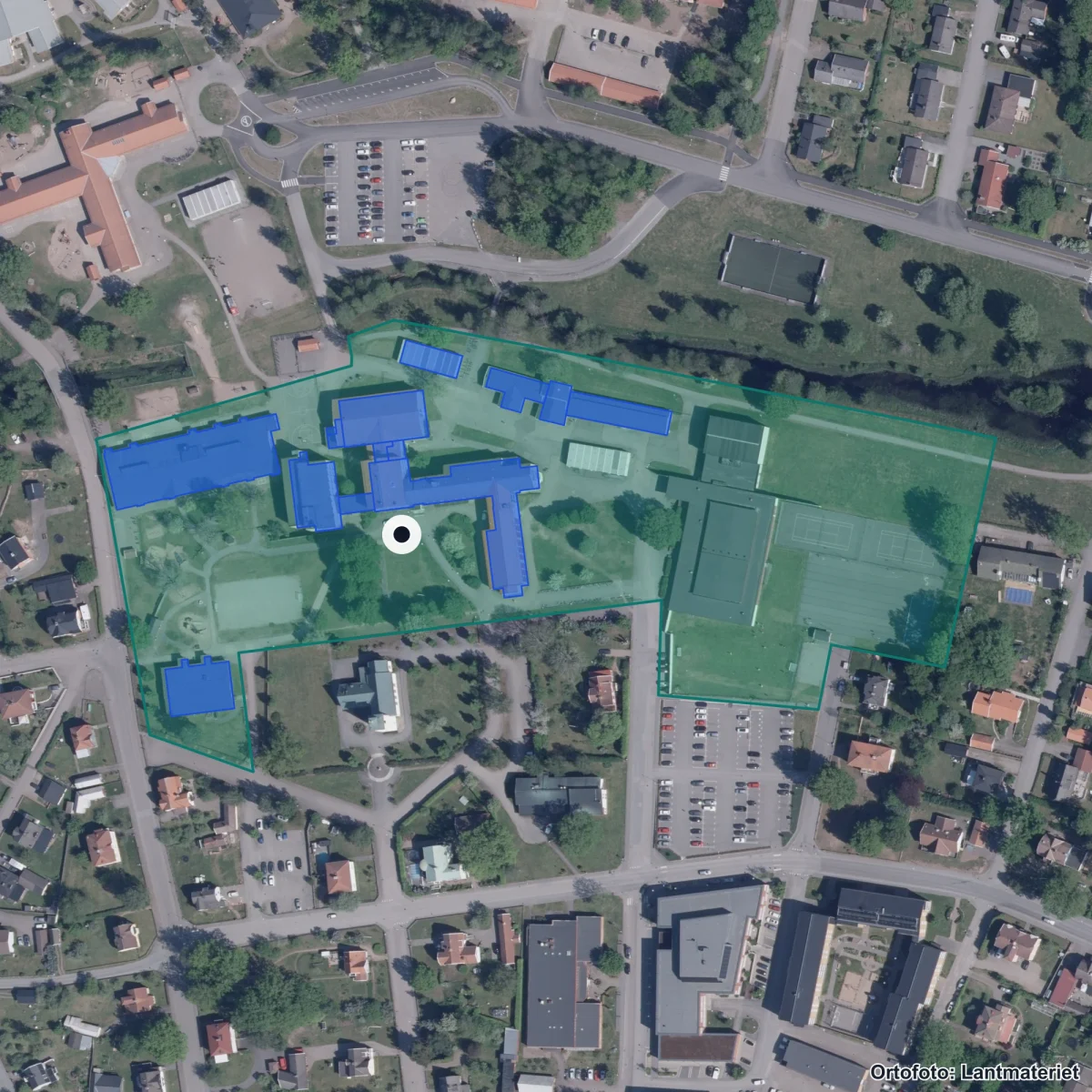 Flygbild över Bjurbäcksskolan 7-9, ortofoto från Lantmäteriet