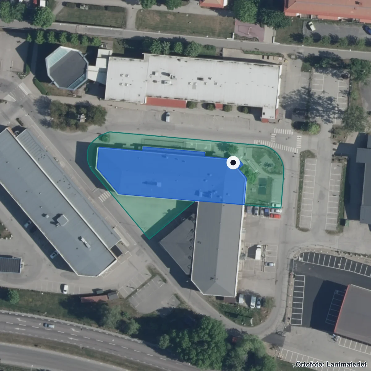 Flygbild över S:t Botvids anpassade gymnasieskola, ortofoto från Lantmäteriet