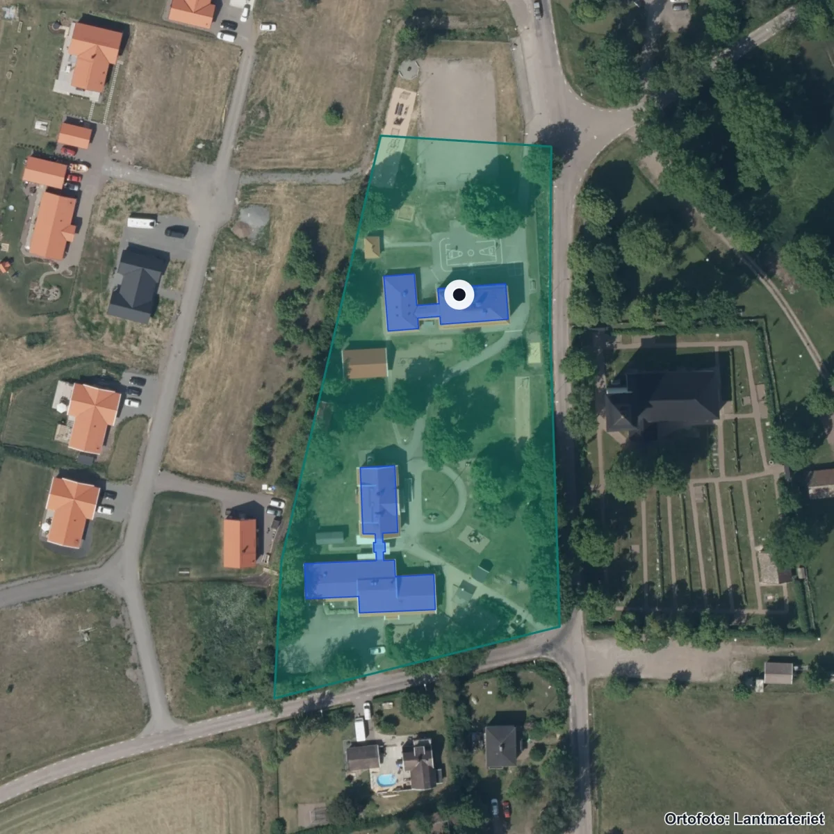 Flygbild över Normlösa skola, ortofoto från Lantmäteriet