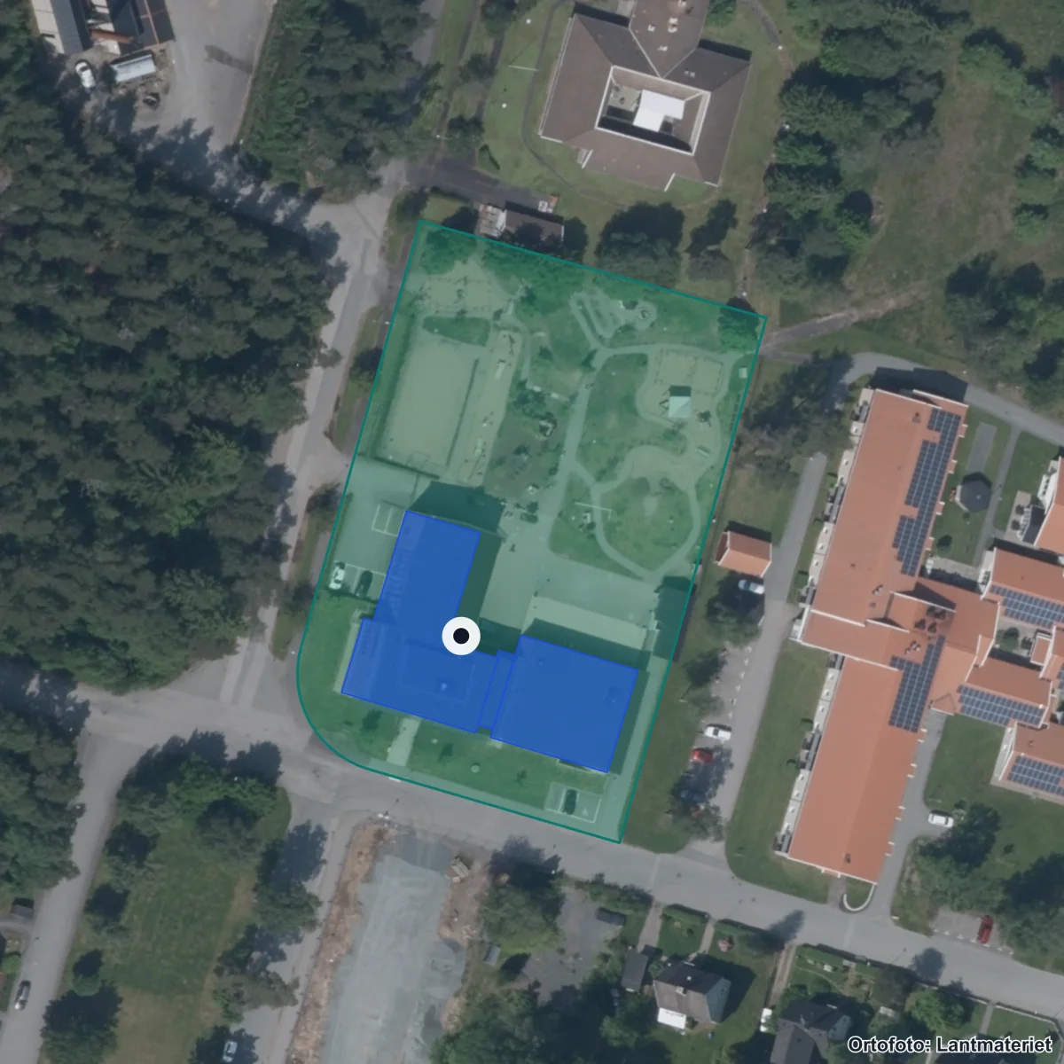 Flygbild över Emåskolan, ortofoto från Lantmäteriet