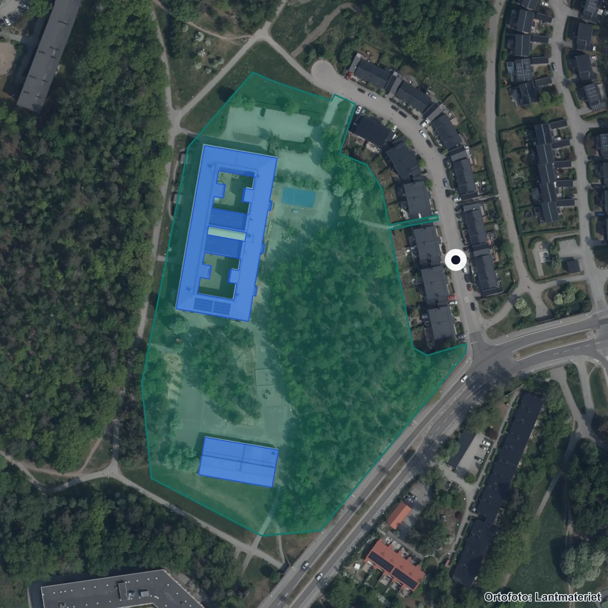 Flygbild över Farsta grundskola, ortofoto från Lantmäteriet